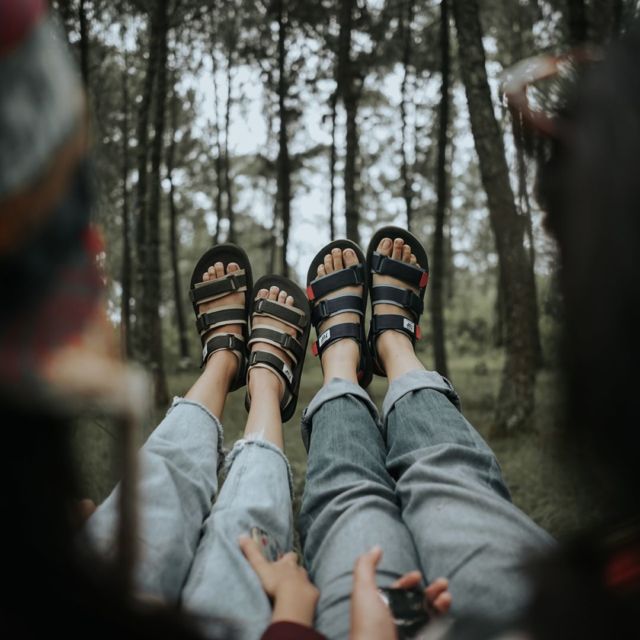 8 Rekomendasi Merek Sandal Lokal Harga Terjangkau Tapi Berkualitas. Sobat Missqueen, Mari Merapat!