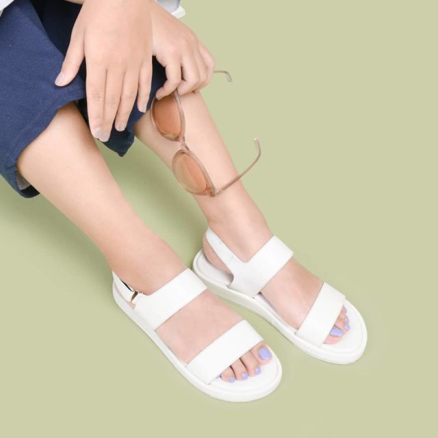 8 Rekomendasi Merek Sandal Lokal Harga Terjangkau Tapi Berkualitas. Sobat Missqueen, Mari Merapat!