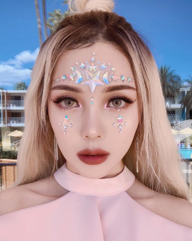 Coachella Sedang Berlangsung! Yuk Intip Kecenya 8 Make-up ala Artis dan Selebgram yang Datang