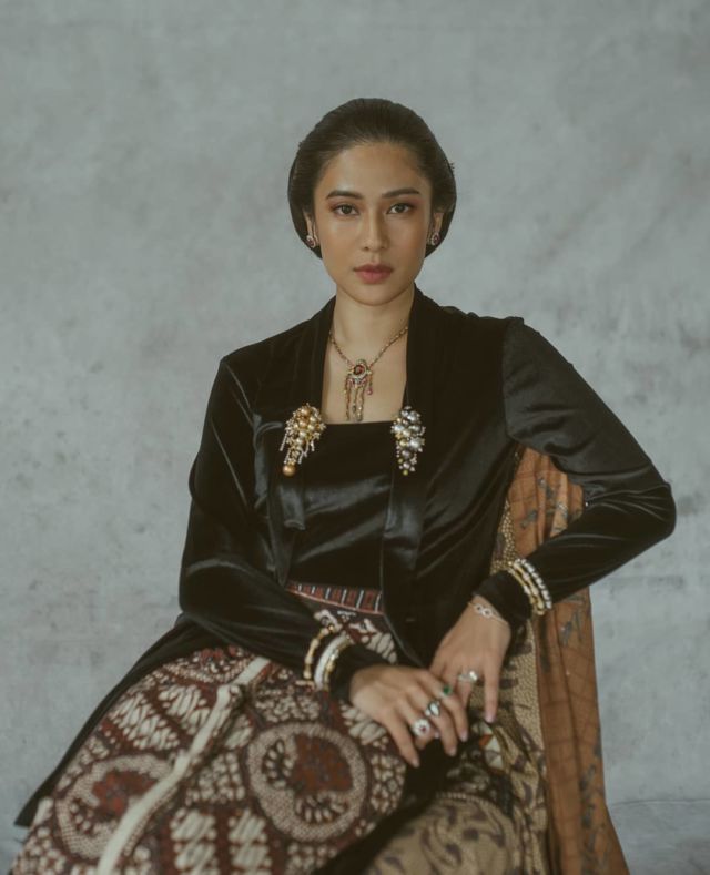 Parade 10 Kebaya Elegan ala Artis yang Rayakan Hari Kartini. Ayunya Bikin Mata Nggak Bosan Melirik!