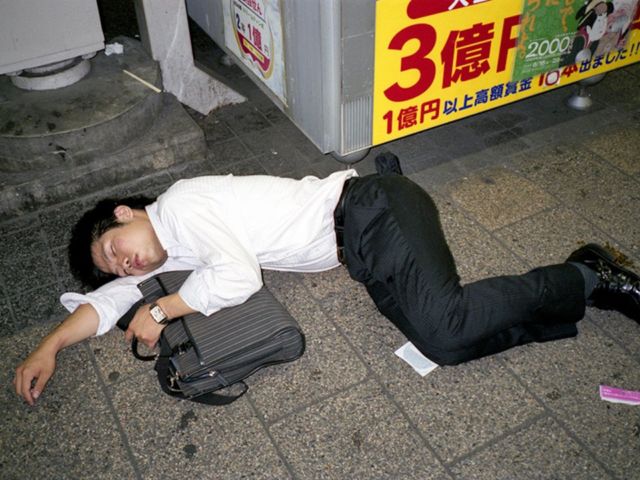 Kelelahan Sampai Tidur di Jalan, 9 Foto Ini Ungkap Realita Pahit. Di Jepang, Ini Pemandangan Biasa