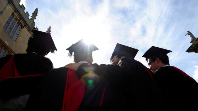 Tunda Wisuda Selama 21 Tahun Demi Sekolahkan Adik, Pengorbanan Seorang Kakak ini Bikin Salut!