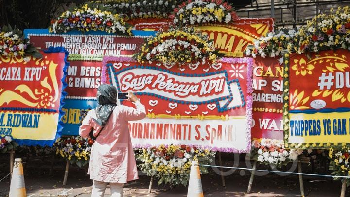 Gedung KPU Dipenuhi Karangan Bunga, Dari yang Kocak Tulisannya Hingga yang Membuat Haru