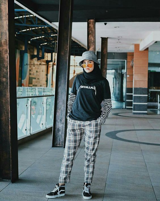 10 Ide Padu Padan Kaus Lengan Pendek Untuk Hijabers. Sopan Tertutup, tapi Tetap Stylish dan Kece