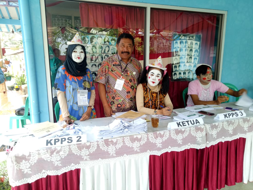 10 TPS Paling Gokil Selama Pemilu 2019 Berlangsung. Kalau Begini Sih yang Golput Pada Rugi~