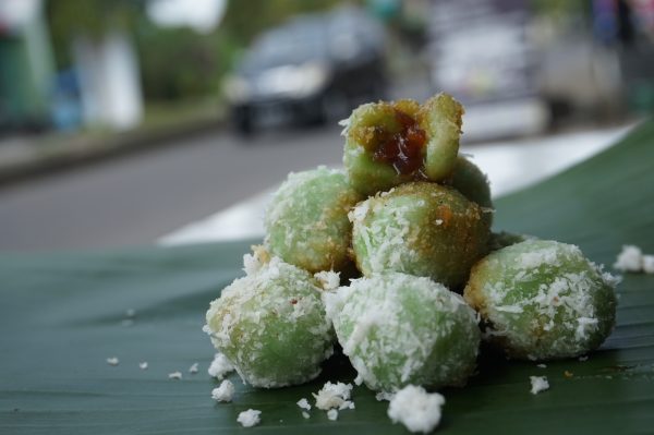 Foto klepon dari ketan masih alami dan isinya masih gula jawa asli