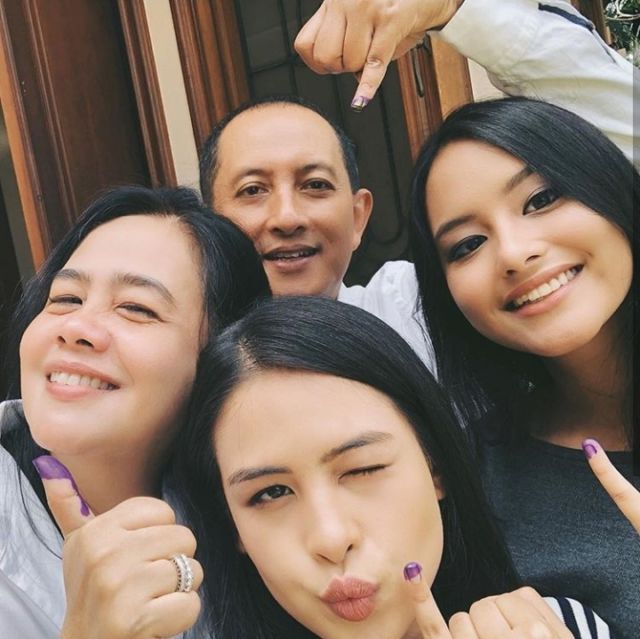 Parade Foto Seleb Sehabis Nyoblos. Mana yang Paling Gokil dan Total?