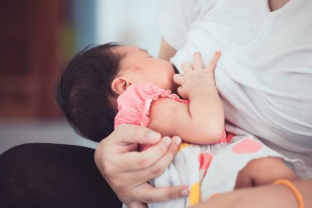 7 Trik Santai Menenangkan Bayi yang Suka Nangis Tengah Malam. Nggak Usah Panik, Bisa Diatasi Kok!