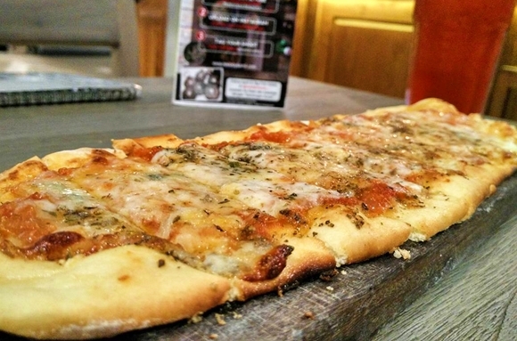 Pizza Al Formaggio di Resto Mediterania