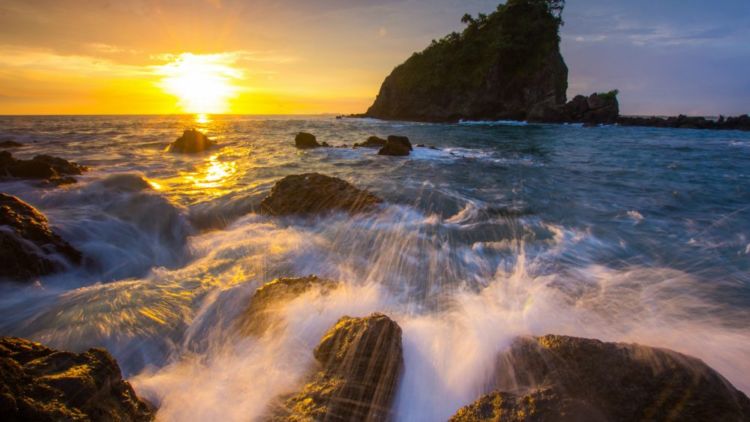 Menikmati 5 Surga Tersembunyi di Pacitan. Pantai di Sana Aduhai Semua!