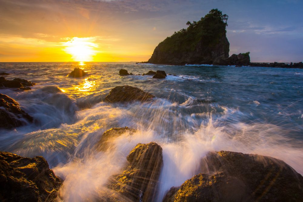 Menikmati 5 Surga Tersembunyi di Pacitan. Pantai di Sana Aduhai Semua!