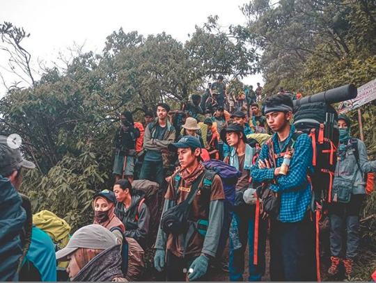 Libur Long Weekend, Gunung Merbabu Dipenuhi Ribuan Pendaki. Kemacetan pun Pindah di Gunung!