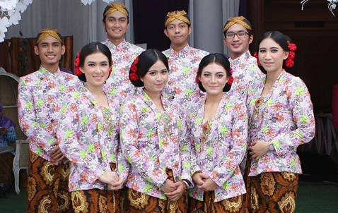 10 Ide Kebaya Kutu Baru Buat Kartinian Besok. Klasik, Elegan nan Menawan!