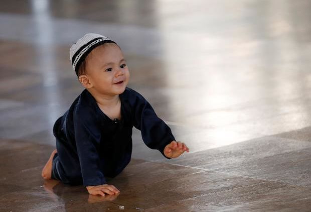 12 ‘Atraksi’ Lucu Anak Kecil Saat Belajar Salat. Semoga Kelak Jadi Anak yang Saleh dan Salihah, Ya!