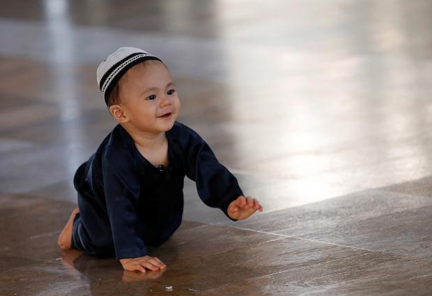 12 'Atraksi' Lucu Anak Kecil Saat Belajar Salat. Semoga Kelak Jadi Anak yang Saleh dan Salihah, Ya!