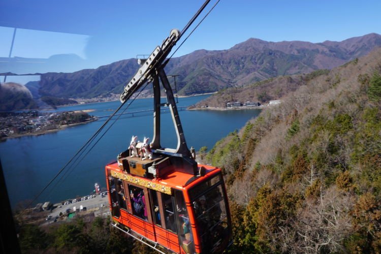 Begini Rasanya Naik Kereta Gantung di Gunung Fuji, Jepang. Agak Serem Tapi Seru Abis!