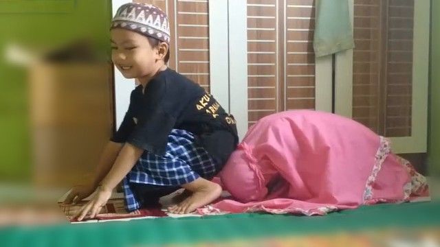 12 'Atraksi' Lucu Anak Kecil Saat Belajar Salat. Semoga Kelak Jadi Anak yang Saleh dan Salihah, Ya!