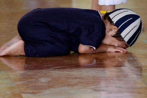 12 'Atraksi' Lucu Anak Kecil Saat Belajar Salat. Semoga Kelak Jadi Anak yang Saleh dan Salihah, Ya!