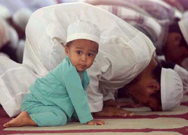 12 'Atraksi' Lucu Anak Kecil Saat Belajar Salat. Semoga Kelak Jadi Anak yang Saleh dan Salihah, Ya!