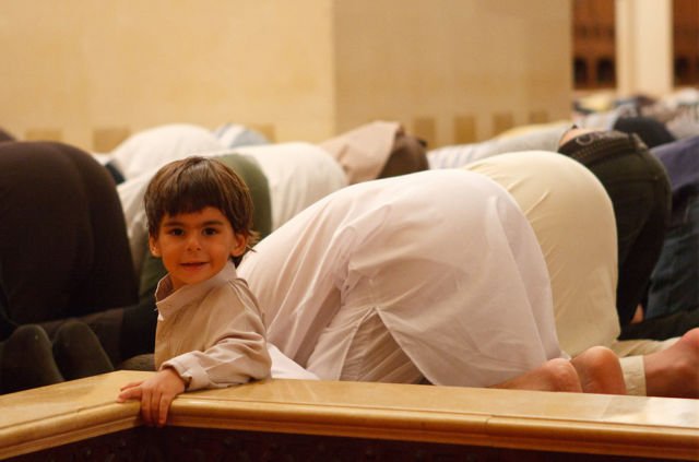 12 'Atraksi' Lucu Anak Kecil Saat Belajar Salat. Semoga Kelak Jadi Anak yang Saleh dan Salihah, Ya!