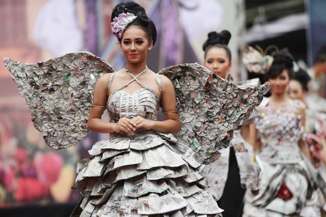 Viral, Spanduk Sisa-sisa Kampanye Disulap Jadi Outfit Keren. Ini 9 Kreasi Fesyen dari Limbah Lainnya