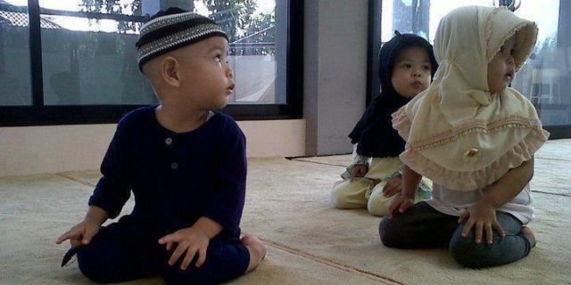 12 'Atraksi' Lucu Anak Kecil Saat Belajar Salat. Semoga Kelak Jadi Anak yang Saleh dan Salihah, Ya!