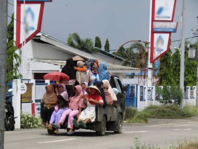 11 Kelakuan Penumpang Pick Up yang Bikin Jantung Berdebar. Jangan Biarin Emak Kita Ikut Rombongan!