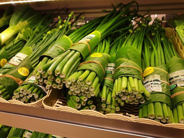 Ganti Plastik dengan Daun Pisang, Langkah Supermarket-supermarket Negara Tetangga Ini Layak Diikuti