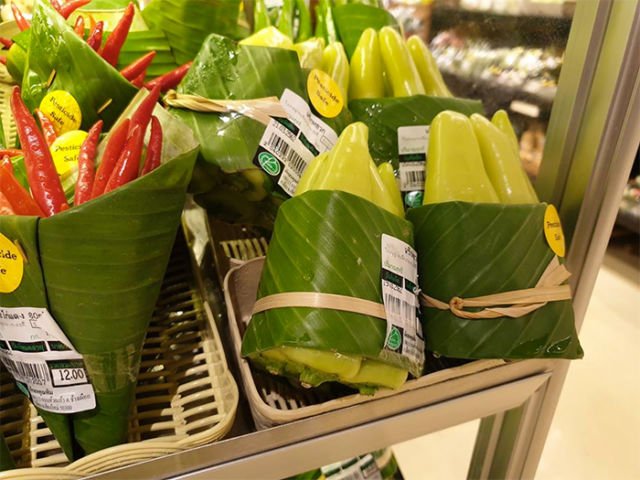 Ganti Plastik dengan Daun Pisang, Langkah Supermarket-supermarket Negara Tetangga Ini Layak Diikuti