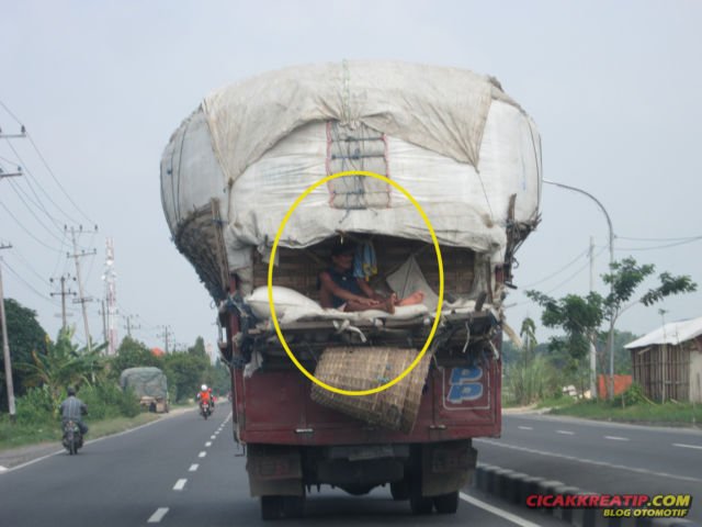 11 Kelakuan Penumpang Pick Up yang Bikin Jantung Berdebar. Jangan Biarin Emak Kita Ikut Rombongan!