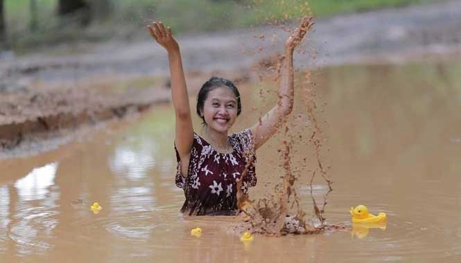 Nggak Cukup Photoshoot di Lubang, Kini Masyarakat Lepas Buaya Saking Desperatenya Jadi Kreatif Nih