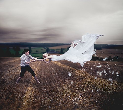 10 Kreasi Levitation Photography untuk Pre-Wedding yang Unik dan Penuh Imajinasi. Yuk, 'Terbang'!