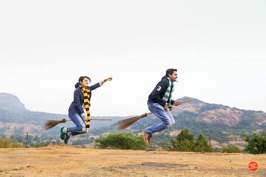 10 Kreasi Levitation Photography untuk Pre-Wedding yang Unik dan Penuh Imajinasi. Yuk, 'Terbang'!