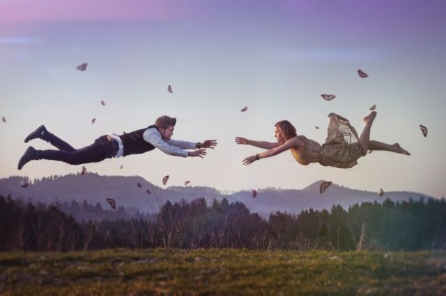 10 Kreasi Levitation Photography untuk Pre-Wedding yang Unik dan Penuh Imajinasi. Yuk, 'Terbang'!