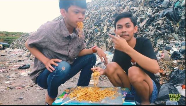 Meski Kesannya Menjijikkan, Video Viral Mukbang di TPA itu Memiliki Pesan Baik di Baliknya lo