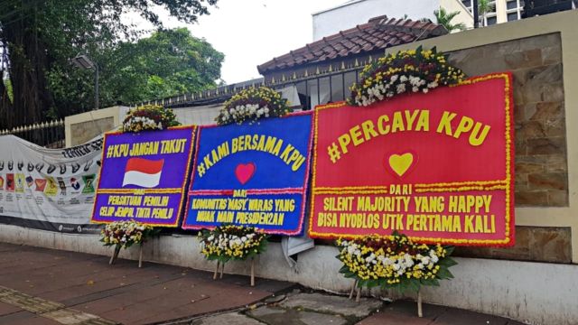 Gedung KPU Dipenuhi Karangan Bunga, Dari yang Kocak Tulisannya Hingga yang Membuat Haru