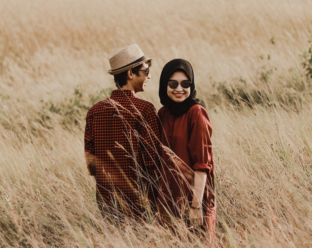 Punya Teman yang Udah Nikah Duluan Itu Bak Pisau Bermata Dua. Eh tapi Lebih Banyak Nyebelinnya!