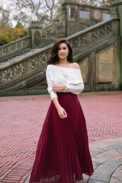 10 Ide Padu Padan Rok Lipit Alias Pleated Skirt Buat Kondangan. Pas Bagi yang Bosan Kebayaan