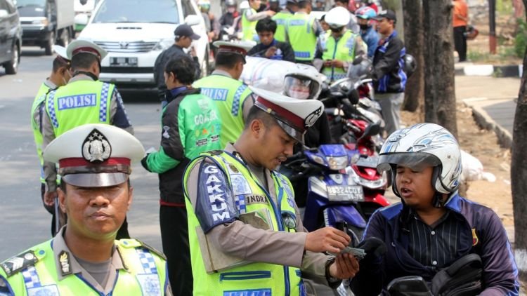 8 Profesi yang Bikin Kita Stop Ngeluh Saat Siang Terik di Bulan Ramadan. Udah, Jangan Mikirin Es Teh Terooos!