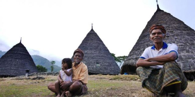 Warga lokal dengan ramah menyambut kedatangan wisatawan