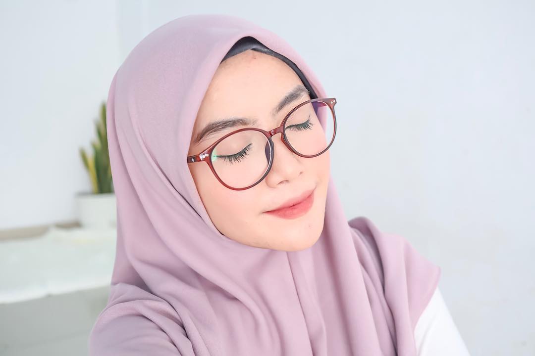 8 Ide Make-up Kalem ala Beauty Influencer untuk Bukber. Cantiknya Natural, Tanpa Pemanis Buatan!