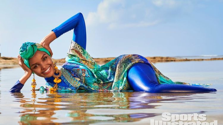 10 Gaya Hijab Halima Aden. Model Burkini Berhijab Pertama untuk Majalah Sports Illustrated Swimsuit!