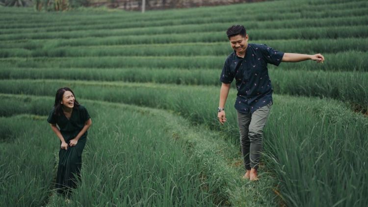 8 Ide Foto Prewedding Outdoor di Sawah yang Keren