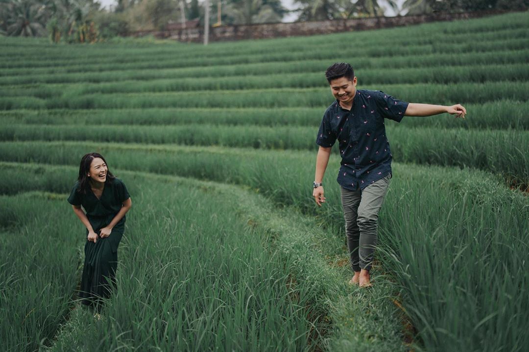 8 Ide Foto Prewedding Outdoor di Sawah yang Keren