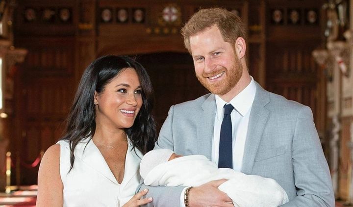 Royal Baby Sudah Diperkenalkan ke Publik, Ini Sosoknya dari Dekat. Selamat Meghan dan Harry!<amp-img src=