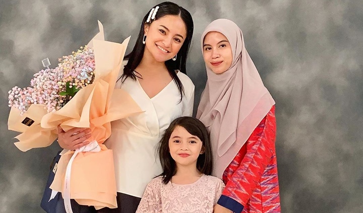 Potret Kekompakan Marshanda dan Niesya di Wisuda Sienna. Sama-Sama Cantik dan Penyayang!