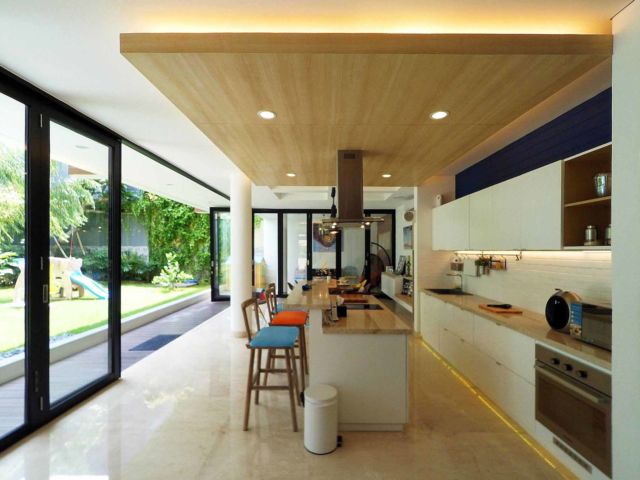 Dapur Semi Outdoor Dezan di Jakarta karya Dezan Studio 