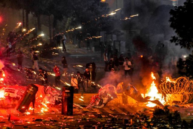 Baku hantam massa dengan polisi