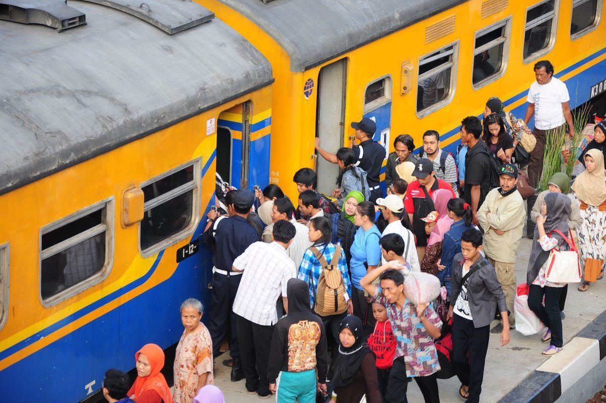 7 Drama Mudik yang Pasti Terjadi di Kereta. Dibawa Santuy Aja Kalau Nemu Situasi Nyebelin Begini~