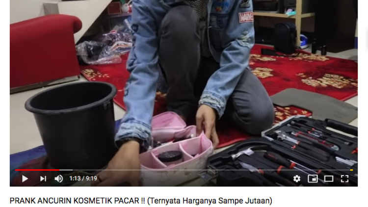 Merespons Tindakan Youtuber yang Rusak Kosmetik Ceweknya. Bikin Konten Kenapa Gini Banget sih?!